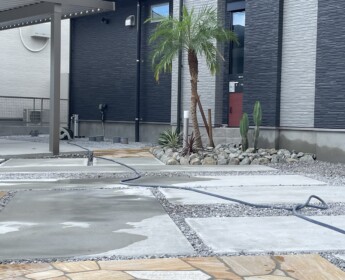 駐輪場乱形石張り